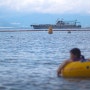 [사진]수영하는 아이와 배