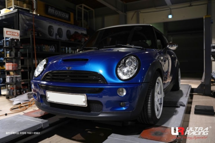 미니 R53 울트라레이싱 차대보강 리어 스트럿바, 룸 크로스 바 Mini R53 Ultra Racing Rear Strut ...