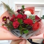 287. 안녕하세요. 송천동 푸른숲화원 입니다. 송천동 예쁜꽃다발 핑크포장지와 잘어울리는 붉은계열의 꽃다발입니다. 결혼기념일이나 여친선물 로 강추입니다