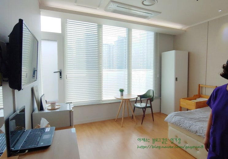 객실내부,베네치안블라인드,TV