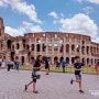 로마 문명의 상징 콜로세움(Colosseo) 앞에 선 아이들.