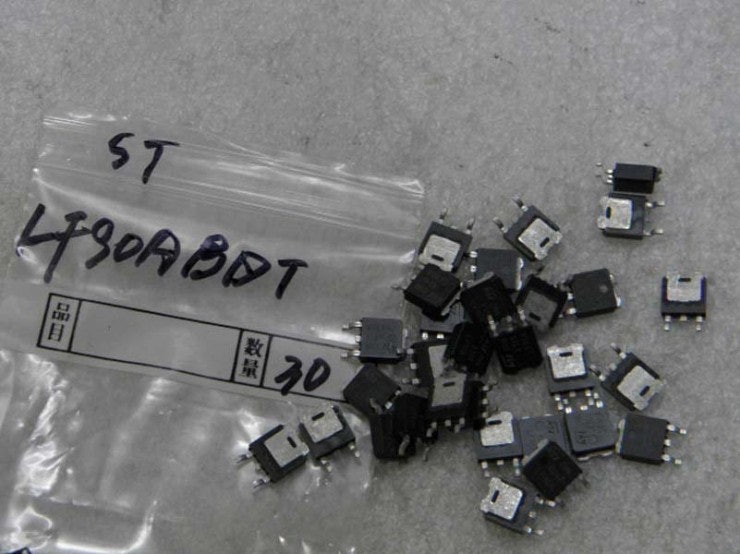 SMD 레귤레이터 DPAK type Very low drop voltage regulators (LF90ABDT) 판매합니다 ...