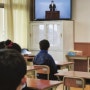 일본의 이상한 ‘온라인 개학’…학생들은 교실에, 교사는 모니터로
