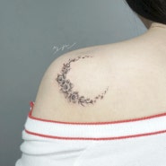 [묘한타투]달과 수선화의 조합, 어깨 포인트 감성 타투 flower shoulder tattoo