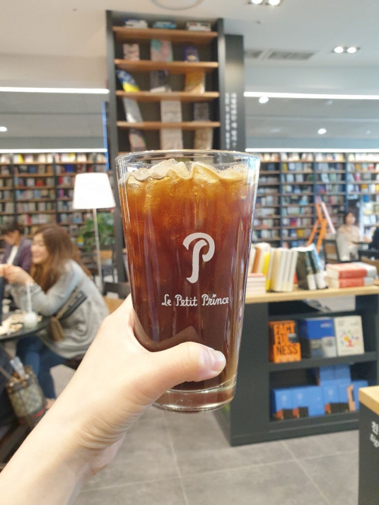 갤러리아 광교점 카페 꼼마 with book store. 다시 가고...