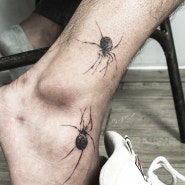[묘한타투]날렵한 라인이 살아있는 거미 일러스트 발등 라인워크 spider tattoo