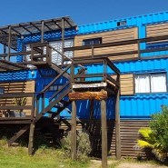 우루과이 해안가의 푸른 컨테이너주택