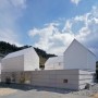 반지하 공간과 빛 우물이 있는 일본 소재 독특한 단독주택