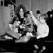 존 레논(John Lennon)의 New York City - 시대를 반영하는 옷, 티셔츠 4