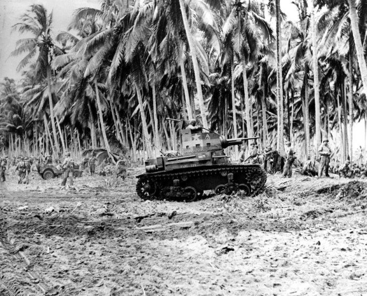 과달카날 미 해병대원의 M2A4 경전차 R-670 엔진 점검 - US Marine M2A4 Light Tank crewman ...
