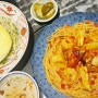 홍대 맛집 고에몬에서 유명한 수플레오믈렛과 매콤새우버섯토마토소스 파스타 냠냠 젓가락으로 스파게티먹는 신선함.ㅎ