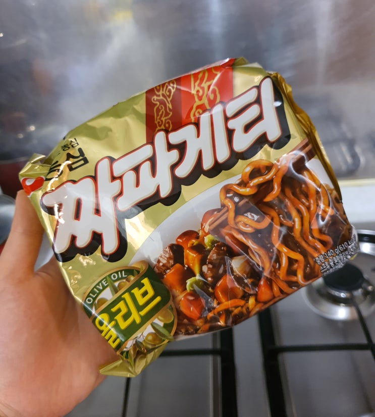 짜파게티, 짜장라면 맛있게 먹는 법_화사라면 (Feat. 직접삶은 완두콩, 트러플오일) : 네이버 블로그