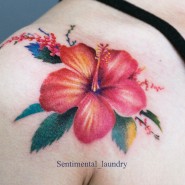 [묘한타투]시티팝 감성의 여성 어깨정면 히비스커스와 탄생화 컬러타투 flower color tattoo