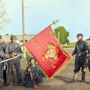 노획한 소련 군기를 자랑하는 핀란드군