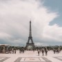 한 뺨으로 힐링 여행하는 파리 여행 속 에펠탑 사진 명소
