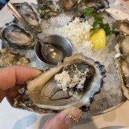 We love fresh oysters at Fanny Bay Oyster Bar. 밴쿠버 오이스터 맛집 : 파니베이 오이스터 바 엔 쉘피쉬 마켓
