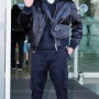 남주혁 블랙 봄버 자켓과 카고 팬츠로 스트릿한 공항 패션
