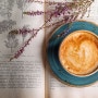이 아침 커피 한 잔과 책 한 권: 역사 위로 부유하며 사유를 채근하는 《분노의 시대》