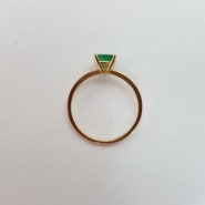스퀘어컷(정사각형)으로 연마된 에메랄드 반지 제작세팅