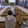 이탈리아 근황... 베르가모 성당에 줄지어 있는 사망자의 관들
