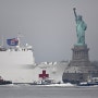 뉴욕에 입항한 7만톤급 해군 병원선...이상과 현실