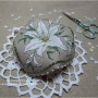 White Lily biscornu by faby reilly designs 2014. 4. 7.