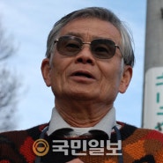 '70년대 청계천 빈민의 성자 '노무라 목사' 위안부 소녀상 앞에서 사죄 연주 헌화 한다.