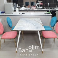 반올림가구 후기 라이트블루 세라믹 4인 식탁 세트 샤무드 원형 의자 핑크 블루 골드 프레임 포인트