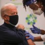 바이든, 화이자 백신 `생중계 접종`…"의료진에 큰 빚"
