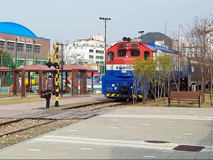 추억여행을.. 아이들은 놀이터와 기차카페에서 즐겁게~ '진영역...