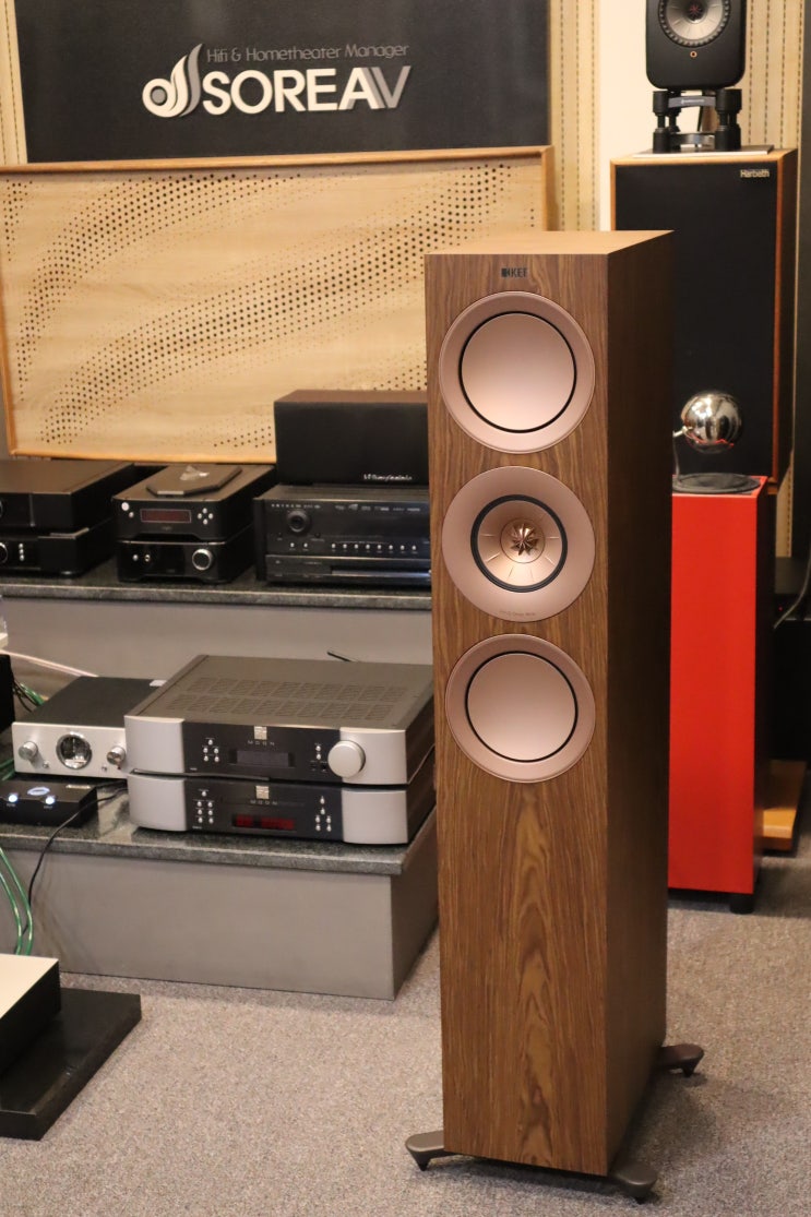KEF R 시리즈의 진수, R7 톨보이 스피커가 전시되었습니다. : 네이버 블로그