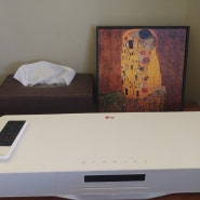 #애월 위더스 안채의 침실 사이드 테이블위에 자리잡은 구스타프 클림트(Gustav Klimt)의 '키스'