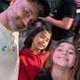 타이카 와이티티 감독, 토르4 촬영 중 자신의 딸들과 재결합한 모습 공유