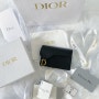 디올 새들 플랩 카드지갑(Dior saddle flap card holder ) - 블랙 그레인 송아지 가죽(S5611CBAA_M900) / 가격 및 후기