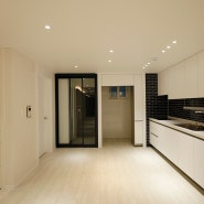 디자인다룸: 수서 삼익아파트 26평형 인테리어 - 감성을 자극하는 무드 있는 공간으로 연출된 화이트 & 네이비 인테리어 시공사례 입니다. by. Design Daroom