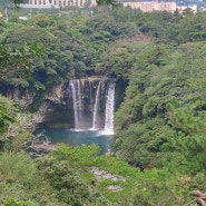 제주도 서귀포시 천지연폭포와 한라산이 보이는 칠십리시 공원