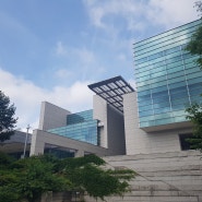 서울 국립 중앙 박물관 앞에서 바라만 본다