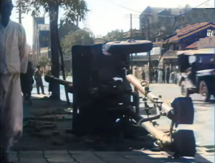 평양 시내에서 파괴된 북한군의 ZIS-3 사단포와 UN 미군 M4A3E8 셔먼 전차 부대를 환영하는 평양 주민들 ...