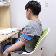 의자가 불편한 아이에게 추천해 줄 등받이 좌식의자 '슬랜더체어'