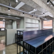 디자인다룸 : 논현동 타일 매장 - 노출 콘크리트 인더스트리얼 컨셉으로 타일 전시장과 업무공간을 분리한 매장 인테리어 리모델링 시공사례