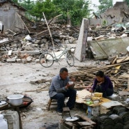 [쓰촨]지진 이재민들은 왜 허기져야 했나?