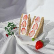 편의점 인기 간식템 '딸기 샌드위치'!