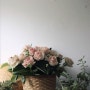 작은집 공간 다용도실 꾸미기. 꽃과 라탄 바구니로 소품 홈스타일링