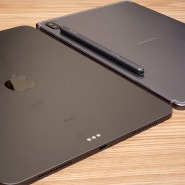 갤럭시 탭 S6과 아이패드 에어 4 실물 비교: S펜과 애플 펜슬까지