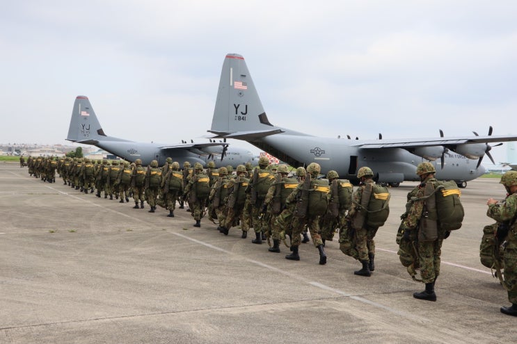 육상자위대, 2021년 3월 8일부터 미공군과 공동 낙하산 강하훈련 사진