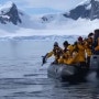 범고래를 피해 남극 관광객 보트에 뛰어든 젠투 펭귄