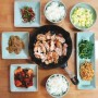3월 15일 집밥메뉴 - 닭다리살구이, 계란찜, 방풍나물, 콩나물, 우엉조림, 멸치볶음