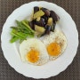 [자취생 간단요리] 채소구이를 곁들인 계란 후라이/ 계란 프라이
