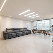 양산 청어람아파트 32평형 : 깔끔하면서도 따뜻한 네추럴 모던스타일 리모델링을 힐탑인테리어에서 만나보세요.
