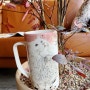봄날의 벚꽃과 하얀 고양이 핸드페인팅 머그컵.